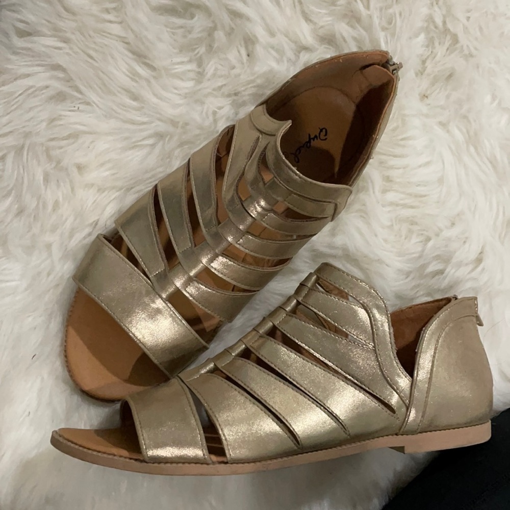 Quipid Metallic gold cut out sandal